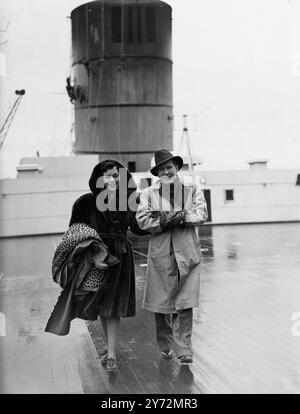 Paulette Goddard et son mari Burgess Meredith, étaient parmi les passagers à bord du paquebot «Queen Elizabeth» que le Dr Southampton tôt ce matin de New York. Paulette est ici pour jouer dans son premier film britannique qui sera une production Technicolor de 'an Ideal Husband'. 13 mars 1947 Banque D'Images