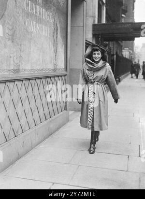 La star du cinéma Paulette Goddard, qui a l'air très charmante en imperméable doublé de léopard à capuche et bottes de cow-boy. Elle part de son hôtel londonien pour un tour de ville. Elle vient d'arriver d'Hollywood pour réaliser son premier film britannique, 'an Ideal Husband'. 15 mars 1947 Banque D'Images