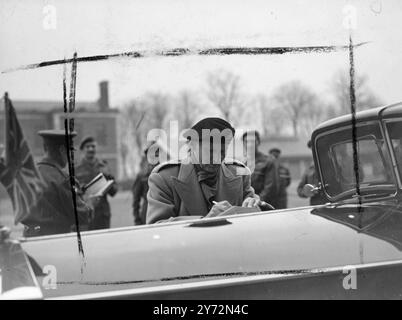 Le maréchal Montgomery, chef de l'état-major général impérial, a visité aujourd'hui des unités du 37e centre d'entraînement primaire à la caserne de Winchester. Images montrent : le maréchal Montgomery autographes une copie de son livre a des bureaux de la caserne de Winchester. 11 mars 1947 Banque D'Images