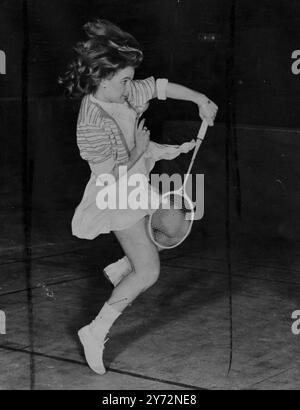 Puissant atome du Danemark. Miss Kirsten Thorndahl, 19 ans experte danoise du badminton, qui par sa défaite de Miss Q M Allen, la joueuse n°2 de l'Angleterre, est maintenant devenue favorite pour la série du championnat All England Badminton maintenant décidé à Harringay Arena, Londres. Expositions de photos, une photographie au flash à haute vitesse montre, la danoise Kirsten Thorndahl avec les cheveux volant alors qu'elle tue un lob pendant le match à Harringay Today (jeudi). 6 mars 1947 Banque D'Images