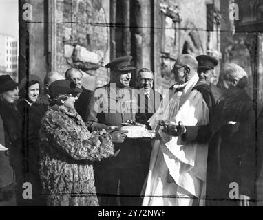 À Bombed St Dunstan dans l'est, cet après-midi, le Lt Col R. K Roseblade de l'Australian corps of Signals, reçoit les deux premières VC à être décernées aux Dominions. Les médailles décernées à deux pigeons utilisés par le corps australien des signaux dans la guerre du Pacifique, seront ensuite envoyées en Australie pour une cérémonie de présentation spéciale à Melbourne. Les deux pigeons ont fait un service méritoire pendant les combats contre les Japonais, l'un d'eux volant sur 23 «vols opérationnels». La 'Croix de Victoria' est officiellement la Médaille Dickin , décernée par le club de mascottes des Forces alliées. Expositions de photos, Rev A G E à l'ouest de St du Banque D'Images