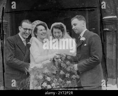 Attelage double relevé. Les sœurs Joan et Hope Connor ont eu un double mariage à l'église Holy Trinity, à Dartford, Kent, aujourd'hui (samedi), quand elles étaient mariées à M. Leonard Lemon et M. John Hudson, respectivement. Les parents de la mariée ont célébré leur mariage d'argent aujourd'hui. Expositions de photos, félicitations mutuelles à l'extérieur de l'église aujourd'hui. Joan et Leonard Lemon, à gauche, Hope et John Hudson, à droite. 22 février 1947 Banque D'Images