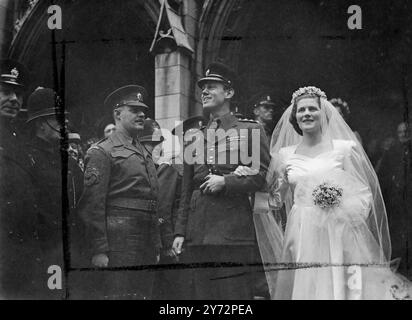 Le mariage de Mlle Mary Churchill. Mlle Mary Churchill, la plus jeune fille de M. Winston Churchill et Mme Churchill, qui sont bien, Westerham, Kent, s'est mariée aujourd'hui, mardi, au capitaine Christopher Soames, Coldstream Guards, à St Margaret's, Westminster. La mariée, qui a été donnée par son père, portait une robe de mariée classique en satin de pantoufle blanche, la jupe complète coupée en un avec le train, sa couronne de fleur d'oranger était assortie d'un bouquet de fleur d'oranger. Le marié, fils unique du capitaine Granville Soames et de l'honorable Mme Rhys, a été blessé lors d'un combat avec les gardes à El Alamein, Lat Banque D'Images