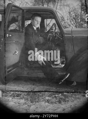 Pilote sans limbe conduit une voiture. 'Guinea Pig' lors d'une manifestation d'une importance particulière pour les ex-militaires sans limbe tenue aujourd'hui (mercredi) était le chef d'escadron CGS Hodgkinson, DFC, anciennement de la Fleet Air Arm, qui a pris part à la bataille d'Angleterre et après la perte de sa flotte de jambes de la RAF en tant que volontaire. Le chef d'escadron Hodgkinson présentait le nouvel équipement développé par le groupe Rootes , qui permet aux conducteurs équipés de membres artificiels de conduire une voiture. Ces commandes peuvent être montées sur n'importe quelle Hillman Minx ou Sunbeam Talbot actuelle et permettent à neuf types d'amputés de conduire une voiture Banque D'Images