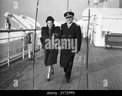 Le marin prend une femme. Marchant sur le pont du SS 'America' à Southampton aujourd'hui, samedi, avant qu'il ne s'embarque pour l'Amérique, le contre-amiral Spencer Lewis, chef d'état-major du commandant des forces navales américaines, Europe, et sa femme, anciennement Miss Joan Micklam, membre du Women's Royal Naval Service. Le Rear ADML et sa mariée ont fait naufrage P. lorsque l'« USS Yorktown » a été coulé lors de la bataille de Midway et voir quand le « Windsor Castle » a été torpillé. ARRIERE ADML, sa prise est épouse de retour à sa maison aux États-Unis. 25 janvier 1947 Banque D'Images