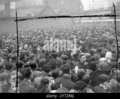 Super Londres. Bourrage de lien de gobelet. Aujourd'hui, samedi, pour la première fois en record. Huit. Les principaux clubs londoniens sont tirés à la maison. Le troisième tour de la Coupe d'Angleterre. Photo montre, c'était la scène devant le pont de Stamford à 11h45 aujourd'hui, samedi, où Chelsea joue Arsenal à 14h30. 11 janvier 1947 Banque D'Images