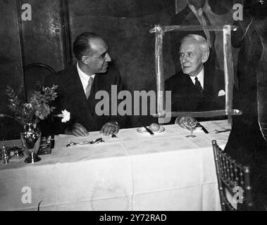 Déjeuner d'adieu aux Sud-Africains. Simpson's Service Club à Piccadilly est devenu célèbre pendant les années de guerre pour les déjeuners de service. Le mardi 6 novembre 1945, un déjeuner a été organisé en l'honneur des Sud-Africains qui sont sûrement de retour dans l'Union. 7 novembre 1945 Banque D'Images