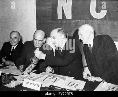 L'OFFICE NATIONAL DU CHARBON était la société statutaire créée pour gérer l'industrie charbonnière nationalisée au Royaume-Uni. Créée en vertu de la loi de 1946 sur la nationalisation de l'industrie charbonnière, elle a repris les mines le jour de l'acquisition des droits. 1er janvier 1947 Banque D'Images