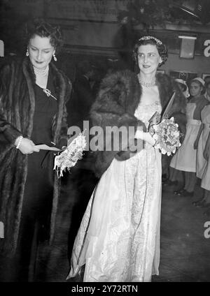 La première londonienne de la production de Cineguild 'Great Expectations' basée sur le célèbre roman de Charles Dickens, a été projetée au Gaumont Haymarket. Images : son Altesse Royale la duchesse de Kent arrivant au Gaumont pour la première. 16 décembre 1946 Banque D'Images