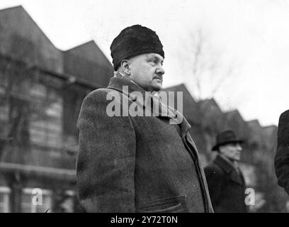 La délégation russe arrive. La délégation russe à l'Assemblée générale des Nations Unies de jeudi est arrivée à l'aérodrome de Northolt ce matin (mardi) où elle a été accueillie par des représentants du ministère britannique des Affaires étrangères. Les Russes ont volé ici à bord de trois Dakotas Red Star. Images, M Krylov membre de la délégation russe. 8 janvier 1946 Banque D'Images