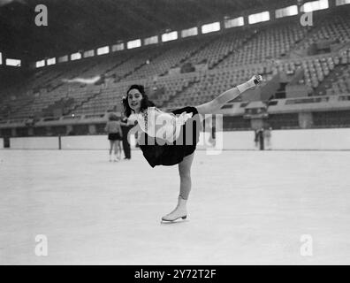 Entrée pour les championnats britanniques de patinage sur glace amateur, qui seront disputés à l'Empire Pool de Wembley, et maintenant engagé dans l'entraînement final à la patinoire. Images : Miss Audrey Planty, de Birmingham, met un dernier vernis sur sa technique à la piscine de l'Empire de Wembley. 6 décembre 1946 Banque D'Images