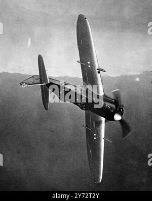 L'aspect aérodynamique attrayant et l'armement de canon peuvent être vus dans cette photographie du Fairey Firefly Trainer in Flight, un nouvel avion d'entraînement britannique à grande vitesse fabriqué par la Fairey Aviation Company. 7 décembre 1946 Banque D'Images