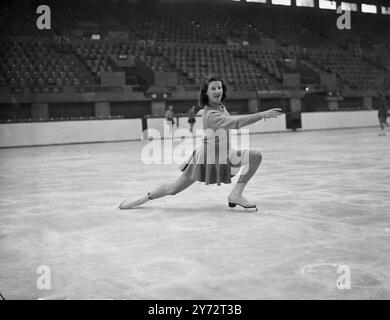 Entrée pour les championnats britanniques de patinage sur glace amateur, qui seront disputés à l'Empire Pool de Wembley, et maintenant engagé dans l'entraînement final à la patinoire. Images montrent : Miss Patricia Moloney représentante australienne pour le titre féminin, coupe une jolie figure sur la glace pendant l'entraînement à Wembley. 6 décembre 1946 Banque D'Images