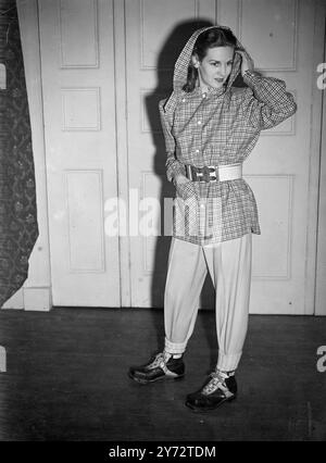 L'Anglo United Charities Fair, à laquelle sa Majesté la reine Mary participera à l'hôtel Dorchester, Londres, aura pour thème les défilés de mannequins, présentés par le Secrétariat international de la laine. Images : une combinaison de ski 100 % laine comprenant un pantalon en sergé de cavalerie en pierre, une veste à carreaux peignée par Jaeger le 29 novembre 1946 Banque D'Images