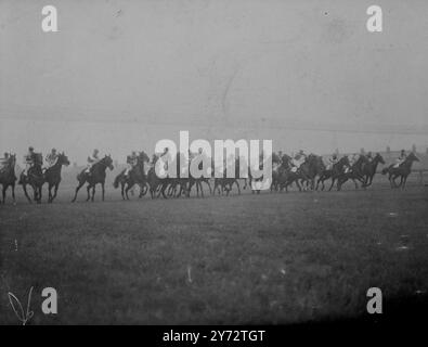 Harry Wragg blesse sa grande carrière de jockey à Manchester avec un tour du chapeau de victoires, y compris le Manchester on November handicap. Il remporte les Bettisfield Stakes sur Tiffin's Bell, le Farewell handicap sur Aprolon et le November handicap sur Las Vegas. Images : le début du handicap de novembre de Manchester remporté par Wragg's Mount Las Vegas. Le deuxième était Delville Wood, troisième étoile de l'automne. 16 novembre 1946 Banque D'Images