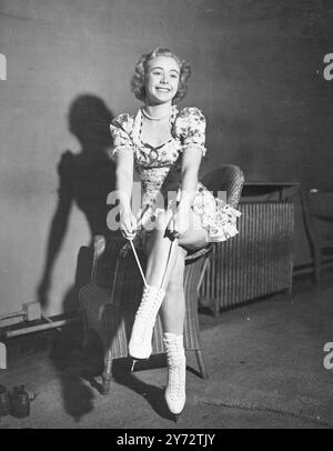 L'entraînement à la patinoire Queens, Londres, pour le championnat du monde à Stockholm en février est la jolie jeune femme de 21 ans Gretchen Van Zandt Merrill, championne de patinage artistique des États-Unis depuis quatre ans. Images : Gretchen photographiée à la patinoire Queens attachant ses patins. 19 novembre 1946 Banque D'Images