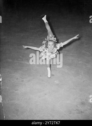 L'entraînement à la patinoire Queens, Londres, pour le championnat du monde à Stockholm en février est la jolie jeune femme de 21 ans Gretchen Van Zandt Merrill, championne de patinage artistique des États-Unis depuis quatre ans. 19 novembre 1946 Banque D'Images