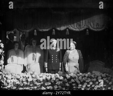 Leurs majestés le Roi et la Reine, accompagnés de la Princesse Elizabeth et de la Princesse Margaret, ont assisté au palladium Theatre, pour la Royal Command Variety performance à laquelle plus de 200 artistes ont participé. Leurs majestés le Roi et la Reine, la Princesse Elizabeth et la Princesse Margaret se tiennent dans la boîte royale fleurie pour l'hymne national au London palladium. 4 novembre 1946 Banque D'Images