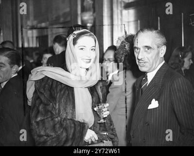 Une réception a eu lieu à l'hôtel Claridges, Londres, pour les stars de cinéma américaines et britanniques qui apparaissent dans le film Command performance, qui a lieu à l'Empire Theatre, Leicester Square. Images : Miss Valerie Hobson la star de l'écran britannique, photographiée à la réception, portant une nouvelle création d'écharpe. 31 octobre 1946 Banque D'Images