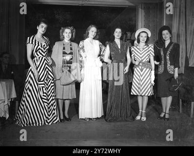 Un aperçu de la collection de Lucy Clayton, modelée par les six mannequins qui l'accompagnent aux États-Unis en tant qu'ambassadeurs de la mode britannique, a eu lieu au Churchill Club de Londres. Ils naviguent à bord du Queen Mary le 6 novembre. Image montre les six filles afficher des modèles de la collection à l'aperçu. De gauche à droite : Morna Howard, Margaret Mullins, Margaret Allworthy, Jane Lynch, Georgie Cliffords et Grace Wood. 24 octobre 1946 Banque D'Images