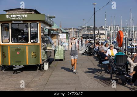 Quartier Barbican Waterside à Plymouth, qui surplombe les petits bateaux à Sutton Harbour, Devon, Angleterre, Royaume-Uni Banque D'Images