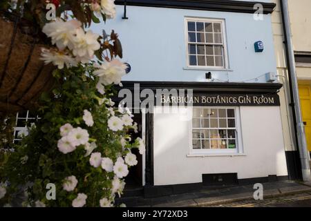 Quartier Barbican Waterside à Plymouth, qui surplombe les petits bateaux à Sutton Harbour, Devon, Angleterre, Royaume-Uni Banque D'Images