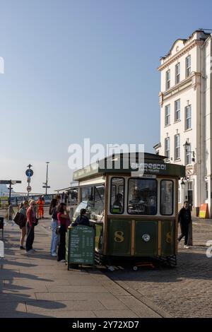 Quartier Barbican Waterside à Plymouth, qui surplombe les petits bateaux à Sutton Harbour, Devon, Angleterre, Royaume-Uni Banque D'Images