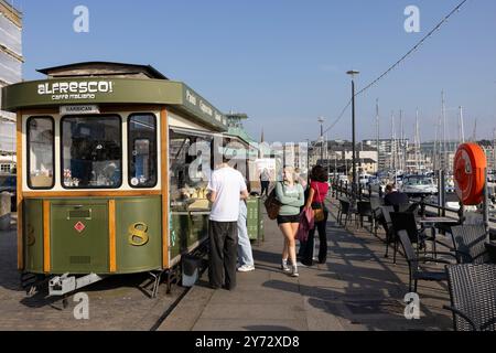 Quartier Barbican Waterside à Plymouth, qui surplombe les petits bateaux à Sutton Harbour, Devon, Angleterre, Royaume-Uni Banque D'Images