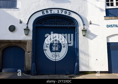 Quartier Barbican Waterside à Plymouth, qui surplombe les petits bateaux à Sutton Harbour, Devon, Angleterre, Royaume-Uni Banque D'Images