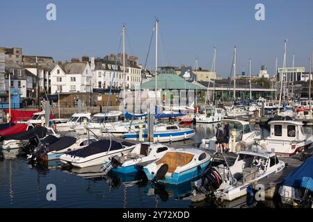 Quartier Barbican Waterside à Plymouth, qui surplombe les petits bateaux à Sutton Harbour, Devon, Angleterre, Royaume-Uni Banque D'Images