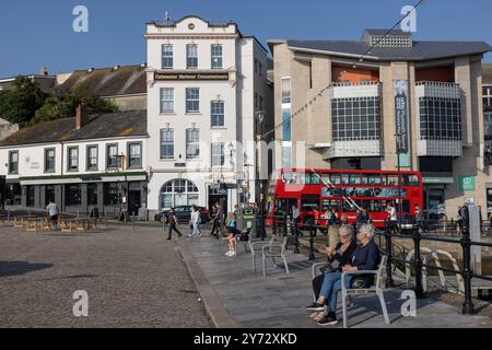 Quartier Barbican Waterside à Plymouth, qui surplombe les petits bateaux à Sutton Harbour, Devon, Angleterre, Royaume-Uni Banque D'Images