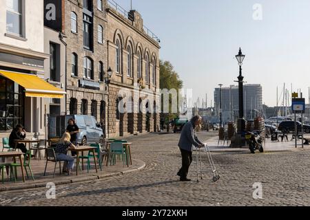 Quartier Barbican Waterside à Plymouth, qui surplombe les petits bateaux à Sutton Harbour, Devon, Angleterre, Royaume-Uni Banque D'Images