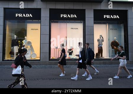 Copenhague, Danemark - 1er août 2024 : un peuple près du magasin PRADA à Copenhague. Banque D'Images