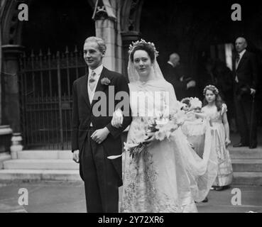 Sir Geoffrey Davson, Bt, feu les gardes gallois, fils aîné de feu Sir Edward Davson, Bt. K.C.M.G, et de Lady Davson, O.B.E, et Miss Susan Eleanor Rhys Williams, fille aînée de Rhys-Williams, BT, D.S.O, K. C, D. L, et Lady Rhys Williams D.B.E, se sont mariés aujourd'hui à St Margaret's Church, Westminster. Le ministre Bradley de 24 ans et 3 Will mariée sont cousins ; leurs deux familles vivent à Eaton Square, à Londres, et ils sont granson et petite-fille de la romancière Mme Elinor Glyn. 2 octobre 1946 Banque D'Images