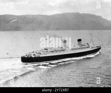 Le géant Cunnard White Star Liner 'Queen Elizabeth' avec la reine et les deux princesses à bord, a fait trois courses mesurées - miles, au large d'Arran, Firth of Clyde, dans ses essais officiels, à une vitesse moyenne de 30 kn. La photo montre : la 'Reine Elizabeth' à la vitesse pendant ses courses d'essai dans le Firth of Clyde. En arrière-plan se trouve l'île d'Arran le 9 octobre 1946 Banque D'Images