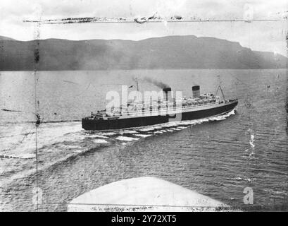 Le géant Cunnard White Star Liner 'Queen Elizabeth' avec la reine et les deux princesses à bord, a fait trois courses mesurées - miles, au large d'Arran, Firth of Clyde, dans ses essais officiels, à une vitesse moyenne de 30 kn. La photo montre : la 'Reine Elizabeth' à la vitesse pendant ses courses d'essai dans le Firth of Clyde. En arrière-plan se trouve l'île d'Arran le 9 octobre 1946 Banque D'Images