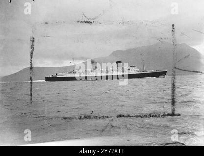 Le géant Cunnard White Star Liner 'Queen Elizabeth' avec la reine et les deux princesses à bord, a fait trois courses mesurées - miles, au large d'Arran, Firth of Clyde, dans ses essais officiels, à une vitesse moyenne de 30 kn. La photo montre : la 'Reine Elizabeth' à la vitesse pendant ses courses d'essai dans le Firth of Clyde. En arrière-plan se trouve l'île d'Arran le 9 octobre 1946 Banque D'Images