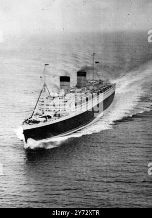 Le géant Cunnard White Star Liner 'Queen Elizabeth' avec la reine et les deux princesses à bord, a fait trois courses mesurées - miles, au large d'Arran, Firth of Clyde, dans ses essais officiels, à une vitesse moyenne de 30 kn. La photo montre : la 'Reine Elizabeth' à la vitesse pendant ses courses d'essai dans le Firth of Clyde. En arrière-plan se trouve l'île d'Arran le 9 octobre 1946 Banque D'Images