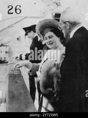 Avec la reine et les deux princesses à bord, le 85 000 t Cunnard - White Star Liner 'Queen Elizabeth' subit ses essais de vitesse officiels de la côte nord-est d'Arran, en Écosse. La photo montre sa Majesté la Reine, avec Sir Percy Bates, président du Liner, examine les initiales des militaires sculptés sur le rail du navire pendant son service de transport de guerre. Photo prise lors des essais de vitesse de la Reine Elizabeth lors de ses essais de vitesse et du Firth of Clyde. 8 octobre 1946 Banque D'Images