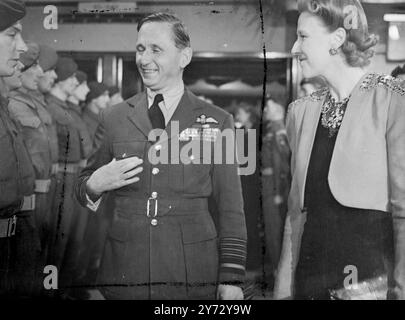 Le film sans acteur professionnel, "il y a la gloire", pour lequel des hommes de la première division aéroportée ont reconstitué la bataille d'Arnhem, qui a eu lieu il y a 2 ans aujourd'hui, a été présenté en première simultanée à Londres, Arnhem et Ottawa ce soir, mardi. Il a également été libéré et 60 ville dans toute la Grande-Bretagne. Spectacles de photos : Marshall de la force aérienne royale Lord Tedder et Lady Tedder arrivant au théâtre de Gaumount pour la première de Londres. 17 septembre 1946 Banque D'Images