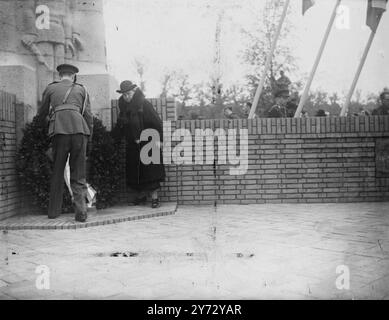 Le 2e anniversaire de la bataille d'Arnhem, un service commémoratif a eu lieu au cimetière aéroporté d'Osterbeek, près d'Arnhem où, parmi les 1600 tombes des hommes tombés dans la bataille, se trouvaient de nombreux proches. Avec eux se trouvaient de jeunes patriotes hollandais blessés dans la bataille, des civils hollandais sont des membres de la première division aéroportée qui avaient voyagé dans le pèlerinage d'Angleterre avec des parents. Photos : la reine Wilhelmine des pays-Bas photographiée au Mémorial lors des cérémonies commémoratives d'aujourd'hui. 17 septembre 1946 Banque D'Images