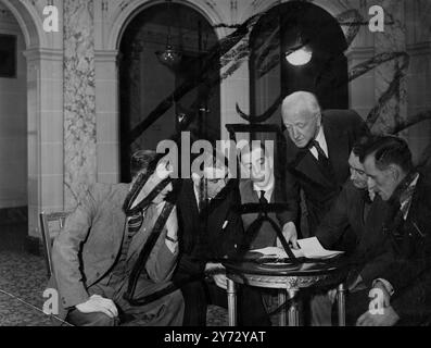 L'exécutif du syndicat des joueurs, le syndicat des footballeurs, a rencontré le comité de gestion de la Football League, pour discuter des augmentations de salaire des footballeurs, à l'hôtel Midland, Manchester, hier. Les deux organes ont été mis en conférence grâce à la médiation du Ministère du travail. Les joueurs dans les clubs seniors de l'union exigent une augmentation du salaire maximum de £10-£12 par semaine dans la saison et £8-£10 en été. La photo montre : les membres des dirigeants du syndicat des joueurs discutent des détails avant la réunion conjointe. De gauche à droite se trouvent Mercer, lowe, broome, Guthrie et Stewart. Debout Banque D'Images