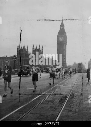 Sur un coup de sept heures ce matin, plus d'une centaine de concurrents ont pris part à la célèbre promenade London to Brighton du club de randonnée du Surrey, au départ de Clocktower, Westminster. C'est la 21ème course ouverte et les 8 premières années. Images : concurrents traversant Westminster Bridge après le début de la 21ème Open London to Brighton Walk. 14 septembre 1946 Banque D'Images