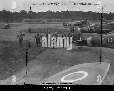 L'aérodrome de Biggin Hill, Kent, terrain d'aviation de première ligne pendant la bataille d'Angleterre, a été aujourd'hui le théâtre d'une « répétition » d'un « brouillage » par certains des as de chasse de 1940. Cette fois, cependant, il y avait noMesserschmitts dans le ciel, et les caméras de télévision étaient là pour diffuser le vu dans le cadre des célébrations de l'anniversaire de la bataille d'Angleterre. 14 septembre 1946 Banque D'Images