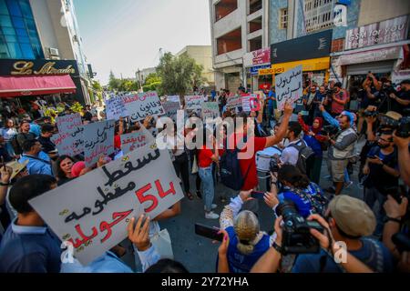 Tunis, Tunisie. 27 septembre 2024. Tunis, Tunisie. 27 septembre 2024. Une manifestation a lieu devant le parlement à Tunis contre le président tunisien Kais Sayed et le projet d'amendement à la loi électorale. La manifestation a coïncidé avec une séance plénière parlementaire pour discuter du projet de réforme électorale concernant le transfert des litiges électoraux de la juridiction du Tribunal administratif à la Cour d'appel de Tunis. L'élection présidentielle tunisienne doit se tenir le 6 octobre et trois candidats, dont le président Kais Sayed, seront autorisés à se présenter (crédit image : © Hasan Banque D'Images