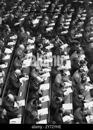 Une foule cosmopolite de passionnés s'est réunie aujourd'hui, au Royal Exchange de Coleman Street, ville de Londres, lorsque la première d'une série de ventes de 3 semaines a rouvert Londres comme le mur des marchés sportifs de l'Europe. Lors des premières ventes de la guerre du Dominion qui ont lieu ici depuis 1939, environ 100 000 balles sont proposées et plus de 20 000 balles de murs australiens, néo-zélandais et sud-africains sont tombées sous le marteau aujourd'hui. - - 12 septembre 1946 Banque D'Images