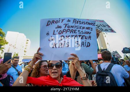 Tunis, Tunisie. 27 septembre 2024. Tunis, Tunisie. 27 septembre 2024. Une manifestation a lieu devant le parlement à Tunis contre le président tunisien Kais Sayed et le projet d'amendement à la loi électorale. La manifestation a coïncidé avec une séance plénière parlementaire pour discuter du projet de réforme électorale concernant le transfert des litiges électoraux de la juridiction du Tribunal administratif à la Cour d'appel de Tunis. L'élection présidentielle tunisienne doit se tenir le 6 octobre et trois candidats, dont le président Kais Sayed, seront autorisés à se présenter (crédit image : © Hasan Banque D'Images