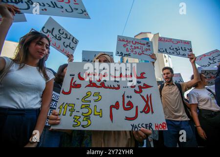 Tunis, Tunisie. 27 septembre 2024. Tunis, Tunisie. 27 septembre 2024. Une manifestation a lieu devant le parlement à Tunis contre le président tunisien Kais Sayed et le projet d'amendement à la loi électorale. La manifestation a coïncidé avec une séance plénière parlementaire pour discuter du projet de réforme électorale concernant le transfert des litiges électoraux de la juridiction du Tribunal administratif à la Cour d'appel de Tunis. L'élection présidentielle tunisienne doit se tenir le 6 octobre et trois candidats, dont le président Kais Sayed, seront autorisés à se présenter (crédit image : © Hasan Banque D'Images