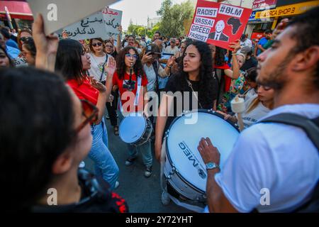 Tunis, Tunisie. 27 septembre 2024. Tunis, Tunisie. 27 septembre 2024. Une manifestation a lieu devant le parlement à Tunis contre le président tunisien Kais Sayed et le projet d'amendement à la loi électorale. La manifestation a coïncidé avec une séance plénière parlementaire pour discuter du projet de réforme électorale concernant le transfert des litiges électoraux de la juridiction du Tribunal administratif à la Cour d'appel de Tunis. L'élection présidentielle tunisienne doit se tenir le 6 octobre et trois candidats, dont le président Kais Sayed, seront autorisés à se présenter (crédit image : © Hasan Banque D'Images