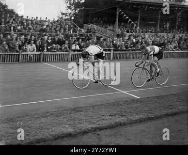 L'union nationale des cyclistes a tenu ses championnats à Herne Hill, Londres aujourd'hui. L'image montre : R. Harris, Angleterre (Manchester Wheelers) gagnant de H. Sensever, France, lors d'une des manches pour la course de sprint d'invitation, Harris a remporté la finale . 7 septembre 1946 Banque D'Images